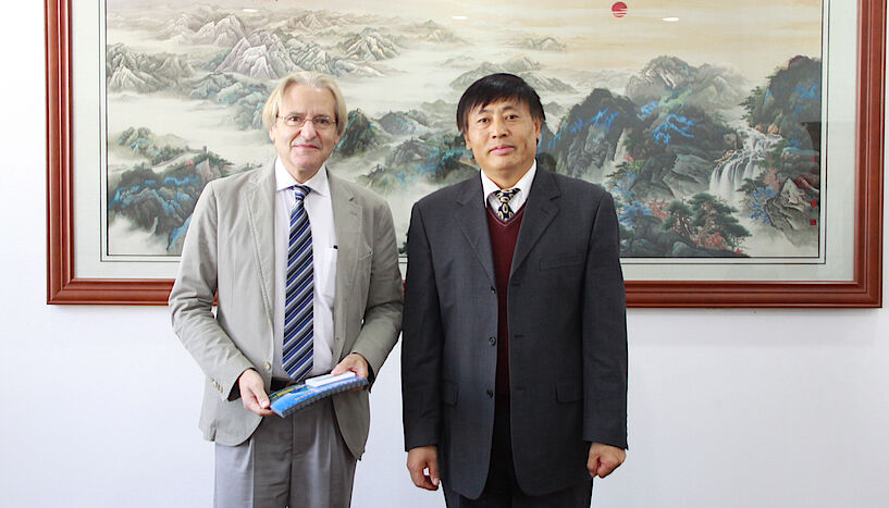 Wolfgang Kainz (li.) ist Preisträger des Wang Zhizhuo Awards 2020. Im Bild mit und Wang Quan, Direktor des Land Satellite Remote Sensing Application Center (LASAC), Ministry of Natural Resources, China