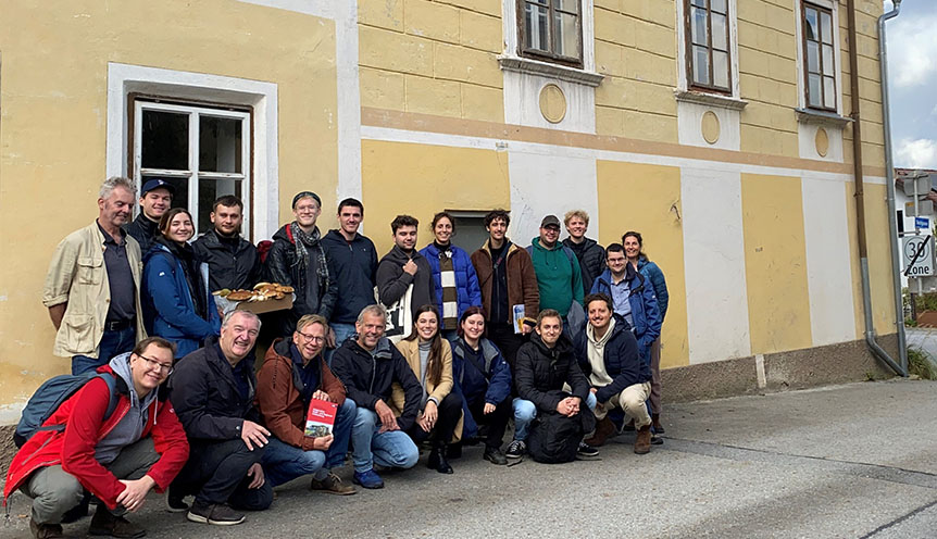 Studierendengruppe vor der Textilfabrik in Hirschbach