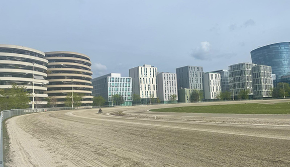 Viertel Zwei in Vienna with the race track in the foreground